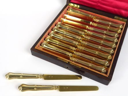 Suite de 18 couteaux à fruits lame en vermeil, poinçon Minerve, manche