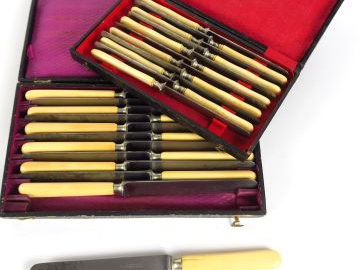 Suite de 12 couteaux de table, manche ivoire, lame acier. On y joint 1