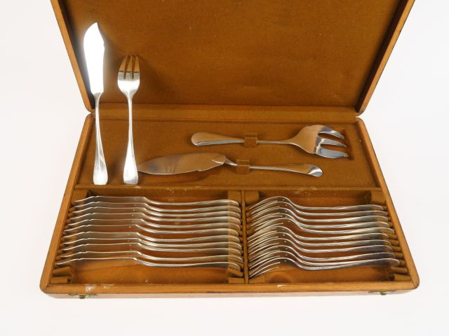 Dans un coffret en bois, service à poisson en métal argenté, modèle un