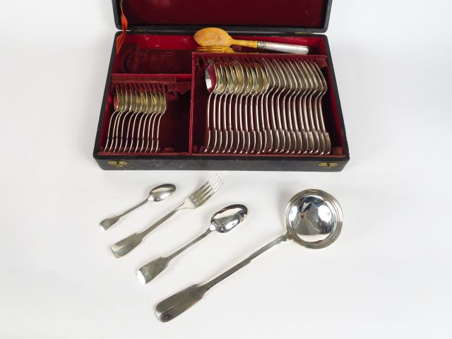 Ménagère en métal argenté, modèle uniplat, comprenant 12 grands couver