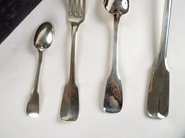 Ménagère en métal argenté, modèle uniplat, comprenant 12 grands couver