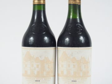 2 BOUTEILLES CHÂTEAU HAUT BRION 1er GCC GRAVES - 1988 - EF/1 à 3 CM/1 