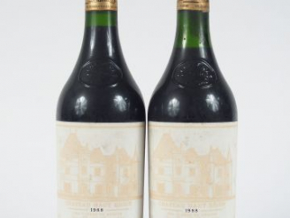 Vente aux enchères 2 BOUTEILLES CHÂTEAU HAUT BRION 1er GCC GRAVES - 1988 - EF/1 à 3 CM/1 
