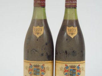 Vente aux enchères 2 BOUTEILLES R. DE FOULANGES 1973 : 1 VOLNAY 3 CM BS - 1 VOSNE ROMANEE