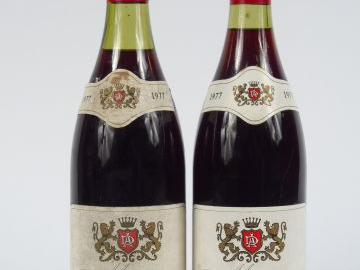 2 BOUTEILLES MUSIGNY A. DABRUN - 1977 - 1,5 CM/3 CM