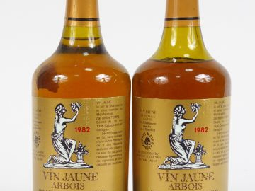 2 BOUTEILLES VIN JAUNE H. MAIRE - 1982