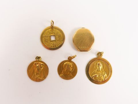 4 médailles et un élément de boitier en or.  9 g