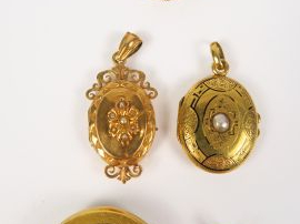 Chaine en or, broche Napoléon III en or, médaille en or, 2 pendentifs 