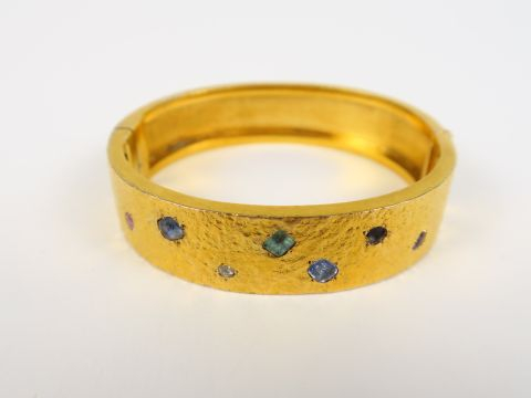 Bracelet en or et pierres de couleur.  34 g