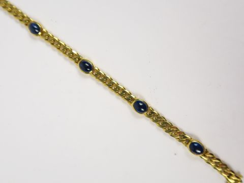 Bracelet en or maille gourmette, alternance de saphirs en cabochon. Po