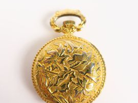 Montre de col en métal doré, finement gravée Poids tel : 21g