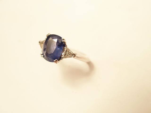 Bague en or blanc, ornée d'un saphir de Ceylan naturel (3,30 ct enviro