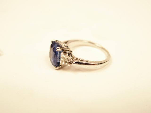 Bague en or blanc, ornée d'un saphir de Ceylan naturel (3,30 ct enviro