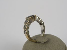 Bague en or, saphir et six brillants.  9 g