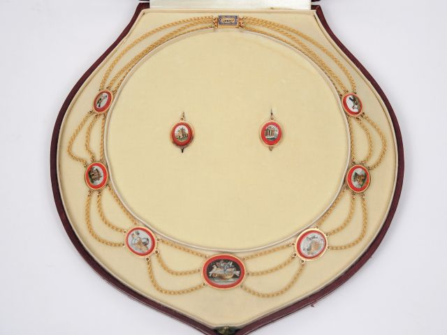 Dans un écrin signé Sandoz au Palais Royal et monogrammé MB : Parure N