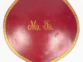 Dans un écrin signé Sandoz au Palais Royal et monogrammé MB : Parure N