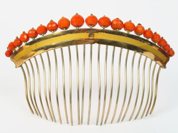 Peigne, première moitié XIXème, en or, métal et perles de corail facet