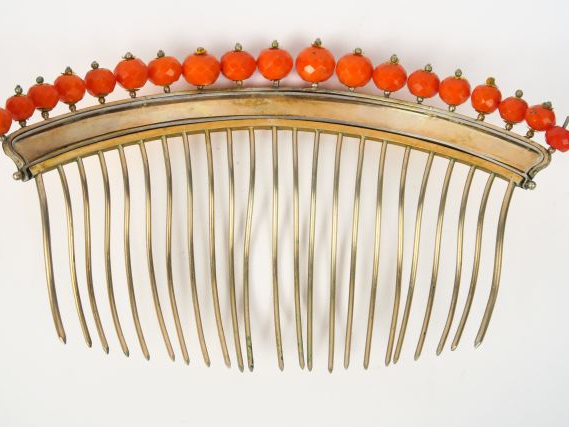 Peigne, première moitié XIXème, en or, métal et perles de corail facet