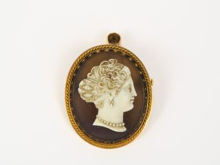 Broche Napléon III, camée pierre dure figurant un profil de femme à l'