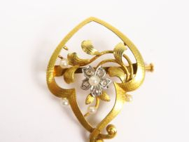 Broche Art Nouveau en or, brillants et perles à décor de fleurs.  Poid