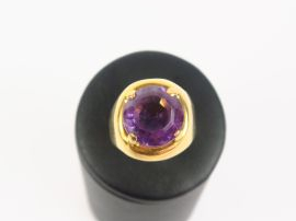 Bague 1940 en or et améthyste.  9 g
