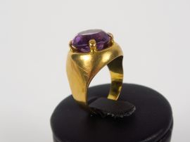 Bague 1940 en or et améthyste.  9 g