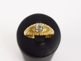 Vente aux enchères Bague jonc en or sertie d'un diamant taille ancienne.  8 g