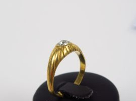 Bague jonc en or sertie d'un diamant taille ancienne.  8 g