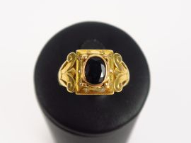 Chevalière 1900 en or et saphir.  6,4 g