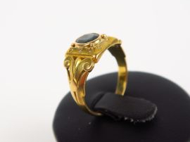 Chevalière 1900 en or et saphir.  6,4 g