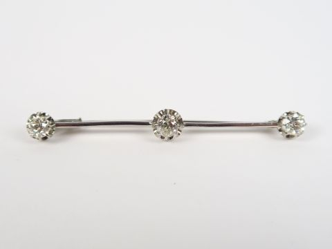 Broche en platine, ornée de 3 diamants taille ancienne entre 0,50 et 0