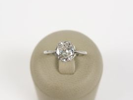 Solitaire monture platine serti d'un diamant taille ovale facettée de 