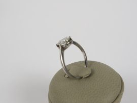 Solitaire monture platine serti d'un diamant taille ovale facettée de 