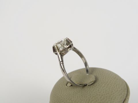 Solitaire monture platine sertie d'un diamant taille ancienne de 1,70c