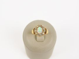 Vente aux enchères Bague en or, ornée d'une opale entoureage de brillants