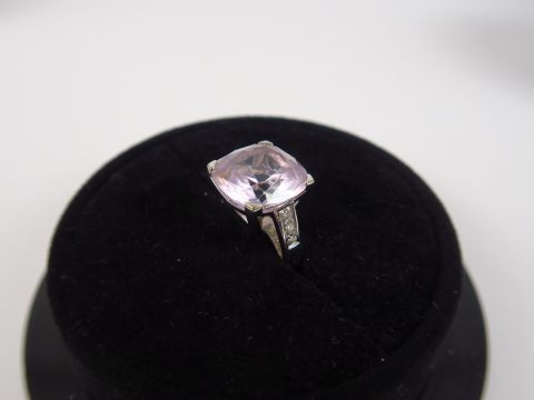 MAUBOUSSIN. Bague sertie d'une améthyste et de brillants. Signée