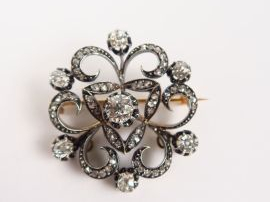 Vente aux enchères Broche Napoléon III en or et brillant en forme de fleurs, 7 brillants 