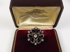 Broche Napoléon III en or et brillant en forme de fleurs, 7 brillants 