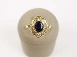 Bague marguerite or saphir entourage brillants.  6 g