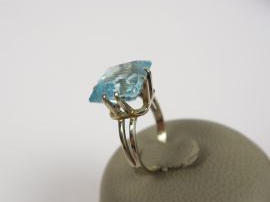 Bague en or blanc sertie d'une aigue marine.  3 g