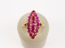 Vente aux enchères Bague marquise en or et rubis. 9 g