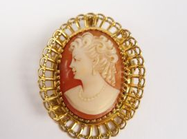 Camée 1900 'profil de jeune femme', monture en or