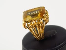 Bague 1900 en or jaune, belle monture ajourée ornée d'une citrine.  11