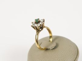 Bague marguerite en or et émeraude (usée), pierres d'entourage sans va