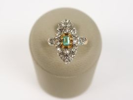 Bague marquise en or jaune émeraude centrale entourée de roses.  3 g