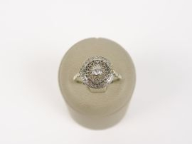 Bague 1900 en or blanc sertie d'un diamant taille ancienne et de roses
