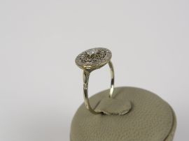 Bague 1900 en or blanc sertie d'un diamant taille ancienne et de roses