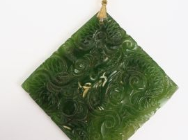 Pendentif en jade gravé