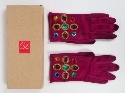 Christian LACROIX. Paire de gants en velours rose à décor de perles de