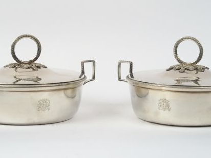 Paire de légumiers en argent, armoriés.  1903 g